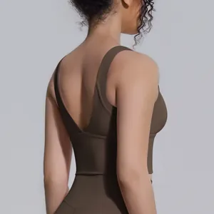 Dettaglio del design a U sulla schiena di questo reggiseno sportivo da yoga marrone.