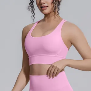 Primo piano del reggiseno sportivo rosa che mostra vestibilità e scollatura.