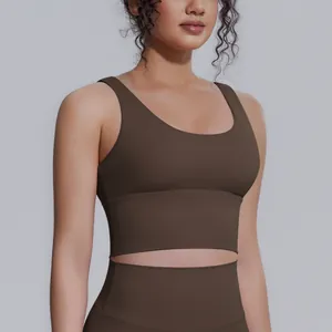 Dettaglio ravvicinato di reggiseno sportivo marrone ad alto impatto con spalline larghe