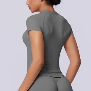 Vista posteriore della maglietta yoga grigia senza cuciture da donna in tessuto stretch