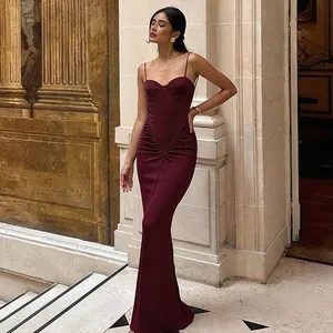 Elegante abito lungo bordeaux aderente con vita plissettata e spalline sottili