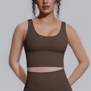 Dettaglio di un reggiseno sportivo marrone ad alto sostegno con ampia fascia inferiore