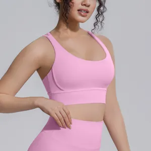 Vista dettagliata del reggiseno sportivo rosa con spalline incrociate per yoga e fitness.