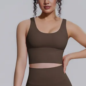 Vista dettagliata del reggiseno sportivo marrone ad alto impatto e tessuto traspirante.