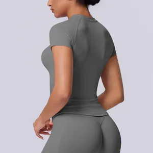 Vista posteriore di una maglietta sportiva senza cuciture grigio scuro ad alta elasticità per yoga