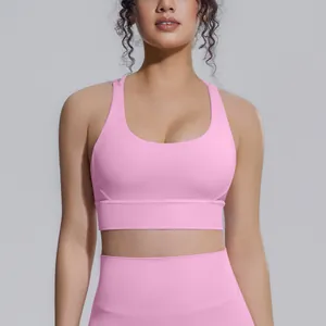 Primo piano di un reggiseno sportivo rosa con tessuto elastico e vestibilità aderente.