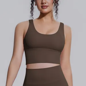 Dettaglio ravvicinato di un reggiseno sportivo da yoga marrone scuro tinta unita su modella