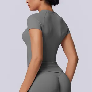T-shirt sportiva grigia senza cuciture da donna in tessuto traspirante ad alta elasticità
