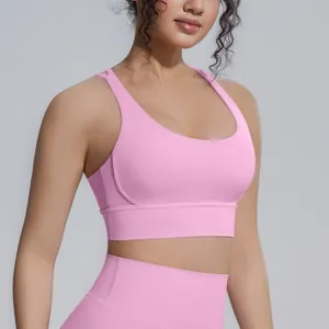 Dettaglio di un reggiseno sportivo rosa antiurto per attività di yoga e fitness.