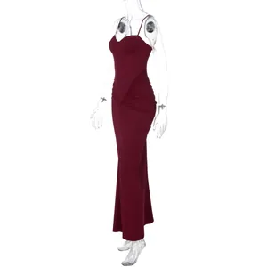 Abito lungo elegante rosso vino con scollo a V e design a pieghe senza maniche