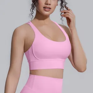 Primo piano di un reggiseno sportivo rosa con tessuto senza cuciture effetto nudo