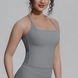 Detailansicht eines grauen atmungsaktiven Yoga-Sport-Tops mit perfekter Passform