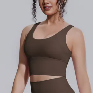 Dettaglio ravvicinato di un reggiseno sportivo marrone ad alta intensità per yoga e fitness