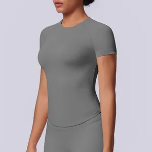 Dettaglio vista laterale di una t-shirt sportiva grigia senza cuciture elastica su modello