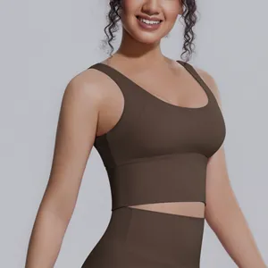 Dettaglio del reggiseno sportivo marrone ad alto impatto con tessuto traspirante per fitness
