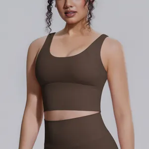 Dettaglio ravvicinato di un reggiseno sportivo da yoga marrone scuro ad alta intensità
