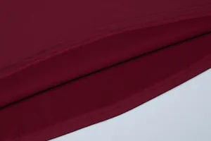 Dettaglio ravvicinato della cucitura dell'orlo su un abito lungo senza maniche bordeaux