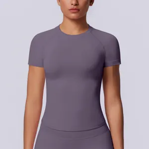 Vista frontale dettagliata della t-shirt sportiva viola senza cuciture aderente.