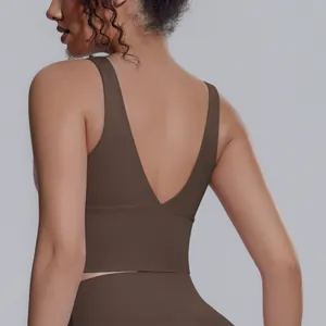 Vista posteriore di un reggiseno sportivo marrone scuro traspirante con scollo a V per yoga