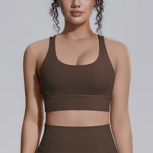 Vista dettagliata di un reggiseno sportivo marrone cioccolato antiurto per yoga e palestra