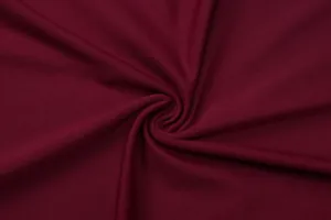 Dettaglio macro della trama del tessuto a costine bordeaux per abito sottoveste sottile