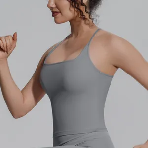 Detaillierte Makroansicht eines grauen, schmal geschnittenen Sport-Tops für Yoga-Training