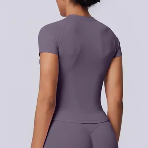 Dettaglio di una t-shirt da yoga viola senza cuciture che mostra la vestibilità posteriore.