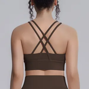Dettaglio del reggiseno sportivo marrone con schiena incrociata e spalline sottili elastico.