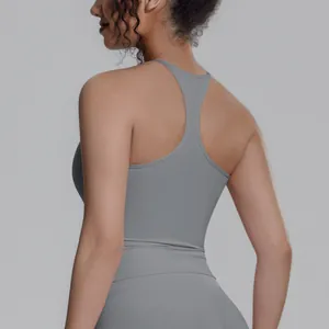 Detaillierte Rückansicht des grauen Racerback-Sporttops mit hochelastischer Yoga-Struktur