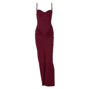 Dettaglio dell'abito lungo bordeaux elegante con spalline e design increspato.
