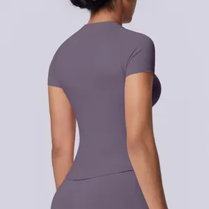 Vista posteriore dettagliata di una maglietta da yoga viola senza cuciture traspirante