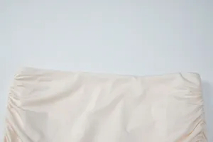 Detalle del elegante diseño fruncido en esta falda ajustada de color blanco roto.