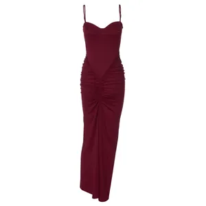 Elegante abito lungo bordeaux con scollo a V e dettagli arricciati sulla gonna