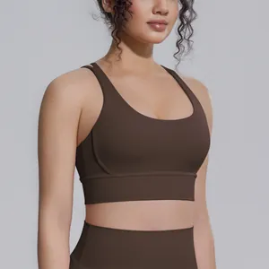 Primo piano del reggiseno sportivo marrone antiurto con spalline larghe