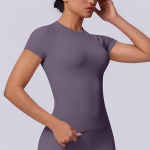 Dettaglio della maglietta sportiva viola senza cuciture con tessuto elasticizzato