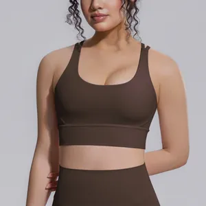 Vista dettagliata del reggiseno sportivo marrone scuro con incrocio sulla schiena per yoga