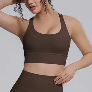 Primo piano di un reggiseno sportivo marrone in nylon-spandex con supporto elevato.