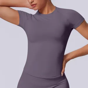 Primo piano di una t-shirt da yoga viola senza cuciture che mostra il tessuto.