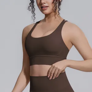 Vista dettagliata del reggiseno sportivo marrone con schiena incrociata per yoga e palestra