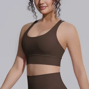 Dettaglio del reggiseno sportivo marrone con incrocio sulla schiena e fascia ampia.