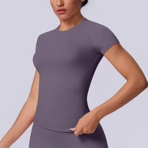 Primo piano di una t-shirt sportiva viola senza cuciture, molto elastica e vestibilità aderente
