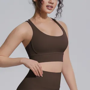 Dettaglio del reggiseno sportivo marrone anti-shock con vestibilità professionale e tessuto morbido