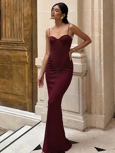 Elegante abito lungo bordeaux con arricciature e scollo a cuore per occasioni speciali