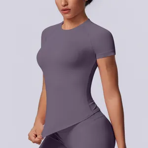 Dettaglio di una t-shirt da yoga viola senza cuciture che mostra la vestibilità traspirante