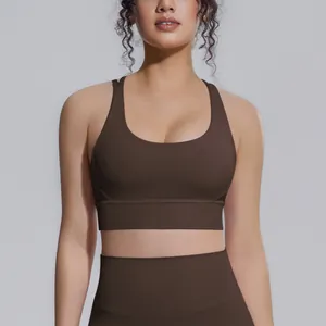 Dettaglio di un reggiseno sportivo marrone con ampia fascia di supporto sotto il seno.