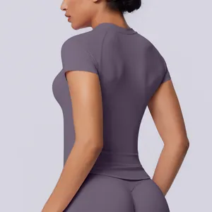 Vista posteriore di una maglietta da yoga viola senza cuciture per fitness da donna