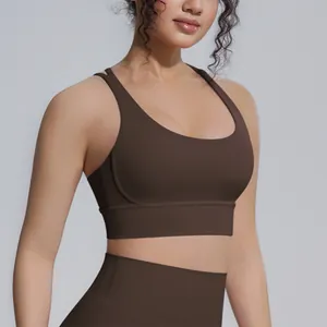 Primo piano di un reggiseno sportivo marrone in tessuto elasticizzato per yoga e fitness