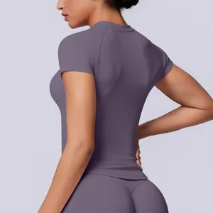 Vista posteriore della t-shirt da yoga viola senza cuciture, vestibilità elastica e traspirante.