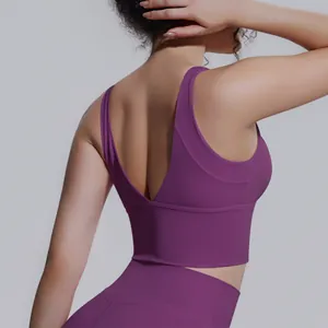 Reggiseno sportivo viola ad alto sostegno per yoga e fitness con design a V sulla schiena.