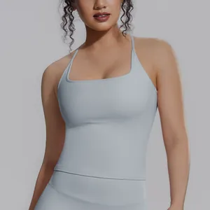 Detailansicht eines hellblauen Yoga-Tops mit quadratischem Ausschnitt aus Nylon-Gewebe.